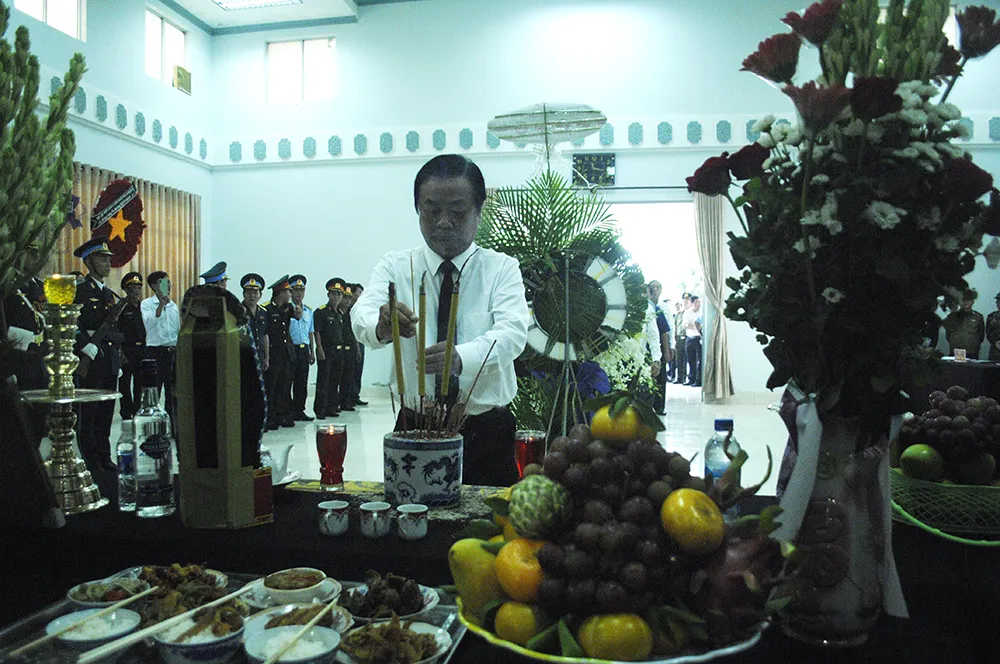 Người dân Đồng Tháp đẫm nước mắt viếng Anh hùng phi công Nguyễn Văn Bảy ảnh 7